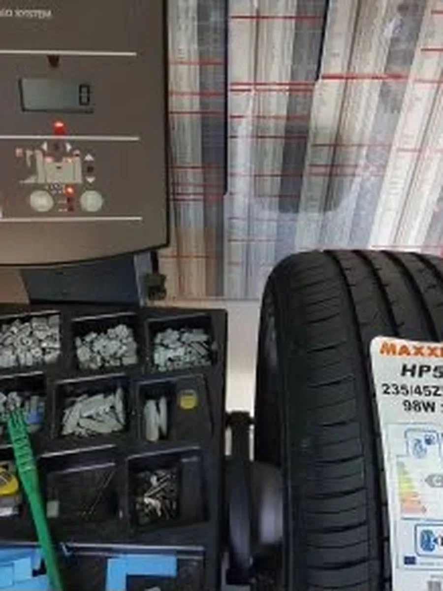 A wheel balancing machine and a new tyre in the workshop